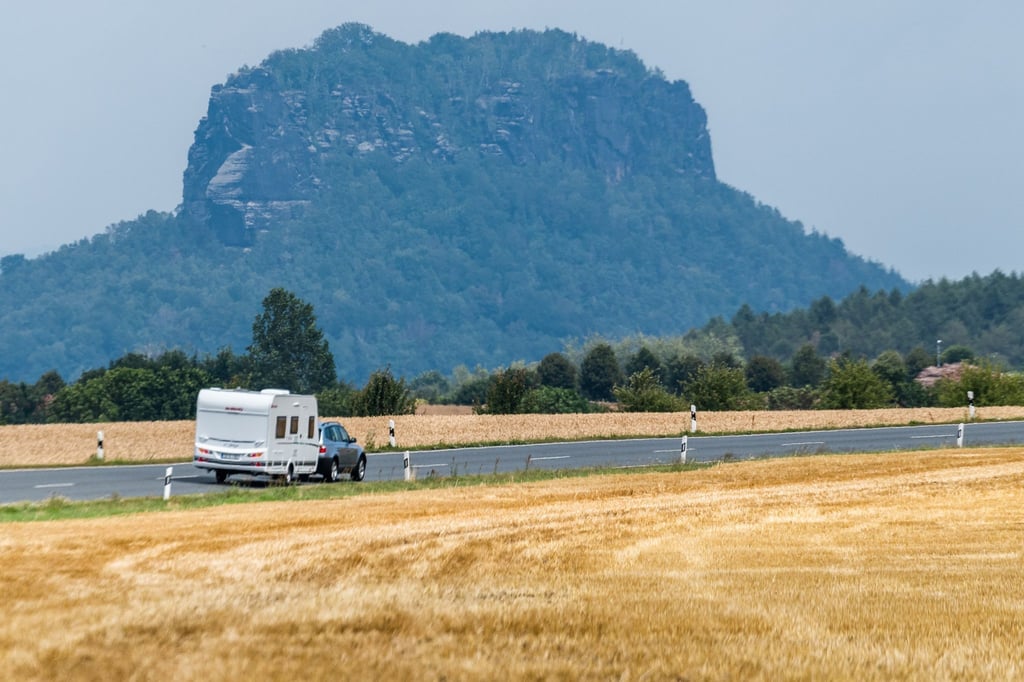 Nicht nur auf Urlaubsfahrten gilt: Auch die Reifen sollten noch genug Profil und ein gewisses Alter nicht überschritten haben.