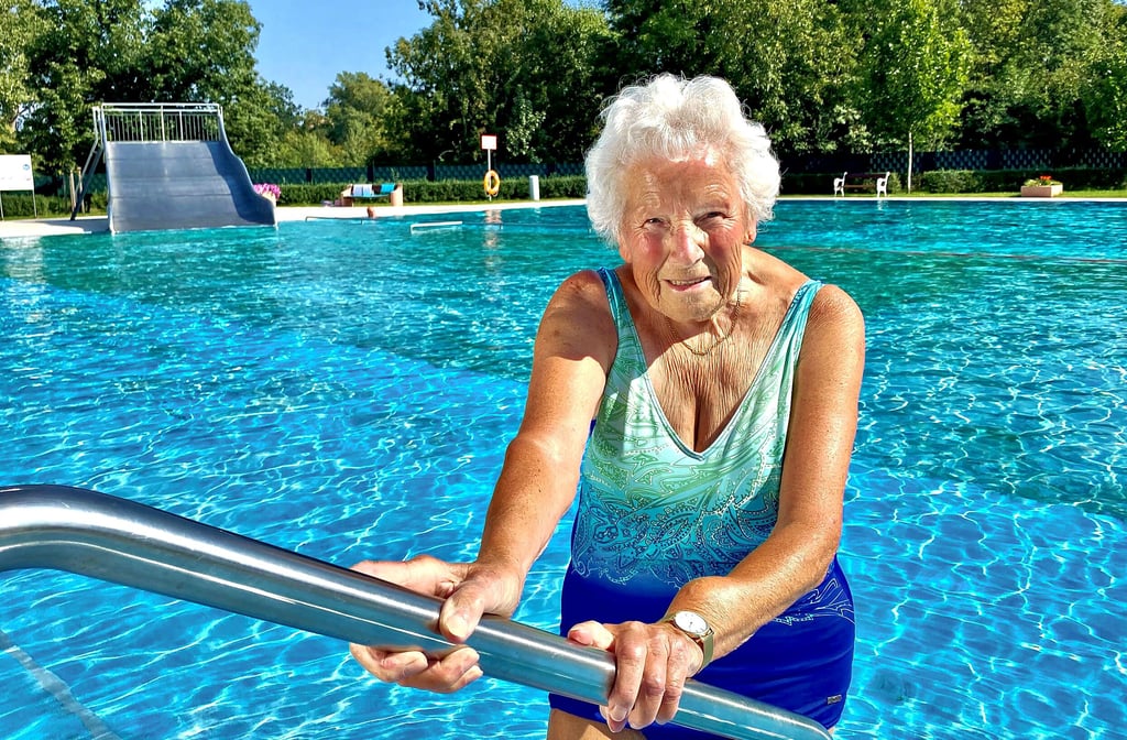 Liselotte Franke aus Alsleben geht seit der Eröffnung des Schwimmbads 1954 regelmäßig schwimmen. Am Freitag, 5. August, feiert sie ihren 96. Geburtstag und will auch die nächsten Jahre weiter das Freibad besuchen.