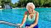 Liselotte Franke aus Alsleben geht seit der Eröffnung des Schwimmbads 1954 regelmäßig schwimmen. Am Freitag, 5. August, feiert sie ihren 96. Geburtstag und will auch die nächsten Jahre weiter das Freibad besuchen.