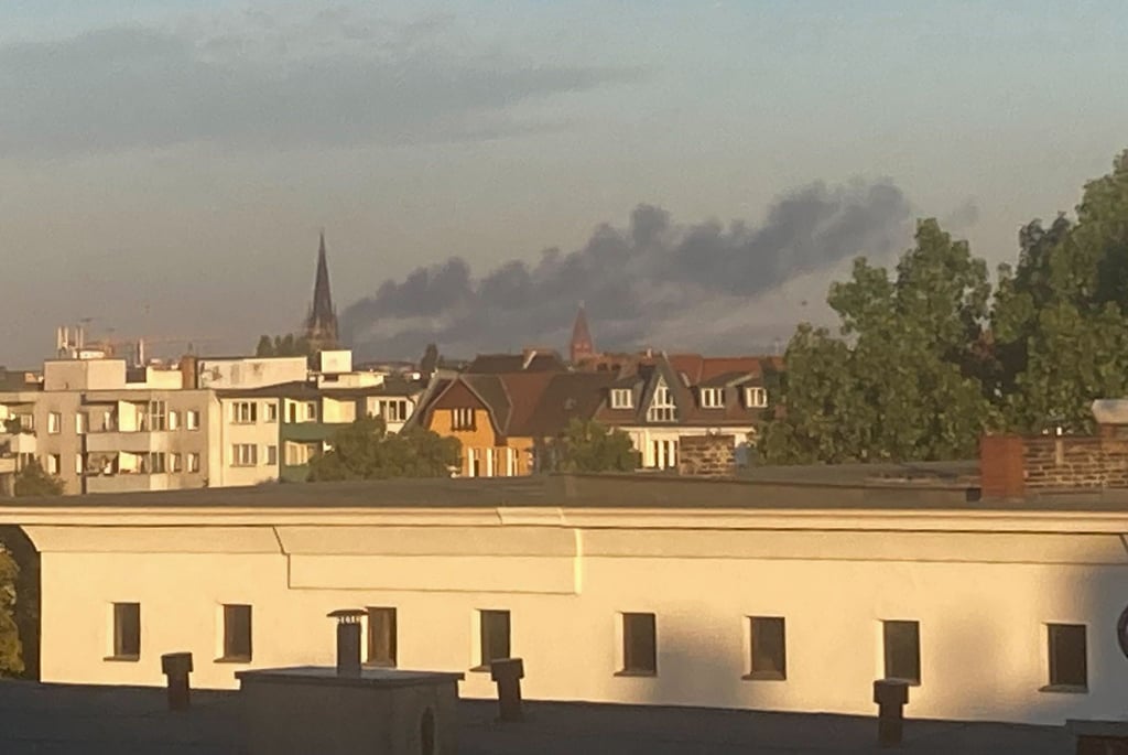 Schwarzer Rauch steht über Berlin von Berlin-Kreuzberg aus fotografiert. Im Berliner Grunewald ist nach einer unbeabsichtigten Explosion auf dem dortigen Sprengplatz am Donnerstagmorgen ein Feuer ausgebrochen und hat den angrenzenden Wald in Brand gesetzt. Foto: Gerd Roth/