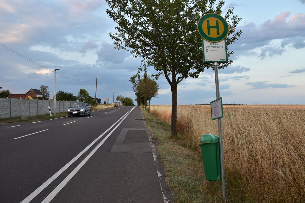Blick auf die Haltestelle "Sohlen, Am Kirschberg" in Magdeburg.