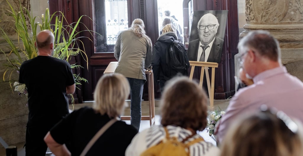 Hamburger tragen sich im Rathaus in ein Kondolenzbuch für Uwe Seeler ein.