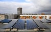 Sieht man eher selten: Solaranlagen auf dem Dach von Wohnungseigentümergemeinschaften.