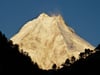 Der Mount Manaslu im Himalaya, einer der höchsten Berge der Welt, aufgenommen in der Morgensonne.