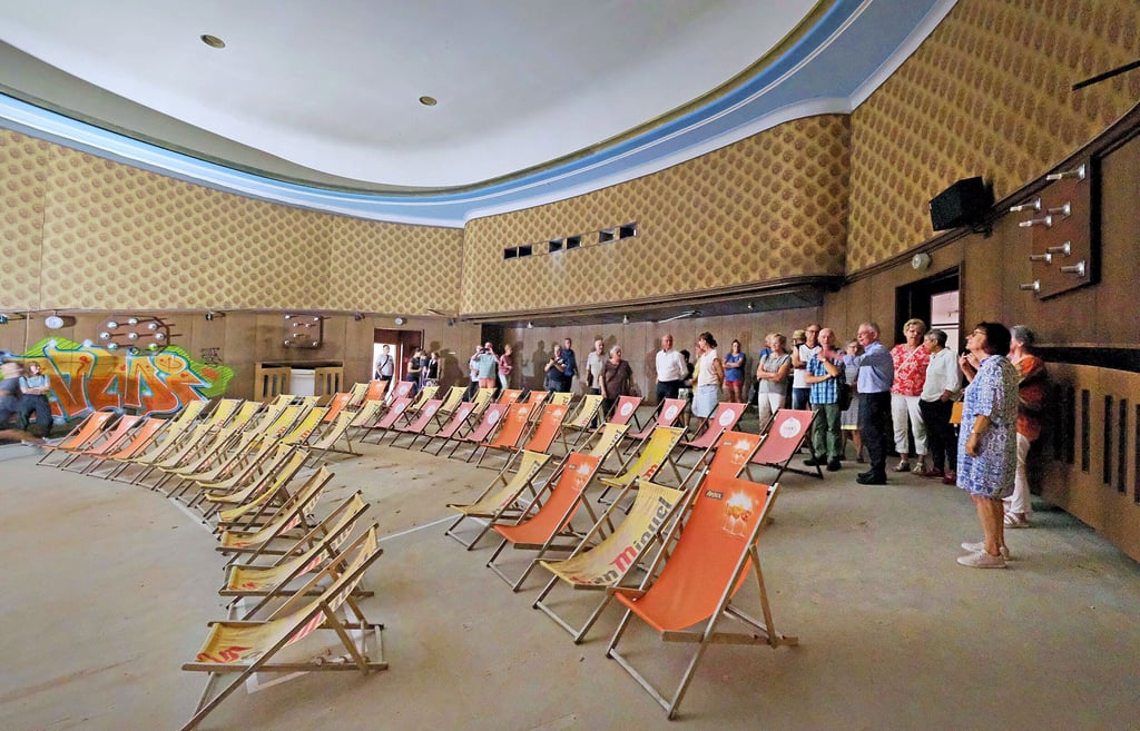 Nach der Tour durch das Kino konnten Besucher in Liegestühlen den Film „Mazurka der Liebe“ sehen. Mit ihm wurde das Haus 1957 eröffnet.