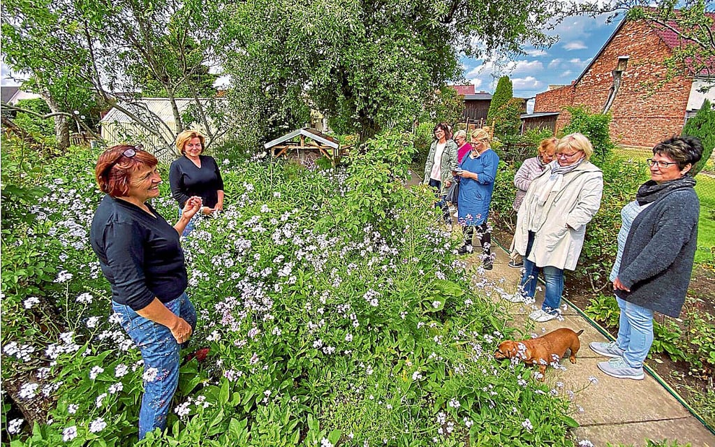 Carmen Kettritz (li.) mit Gästen in ihrem Garten.