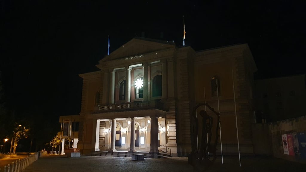 Das Gebäude der Oper am Joliot-Curie-Platz wurde bisher abends angestrahlt. Ab sofort bleibt die "Effektbeleuchtung" aus.