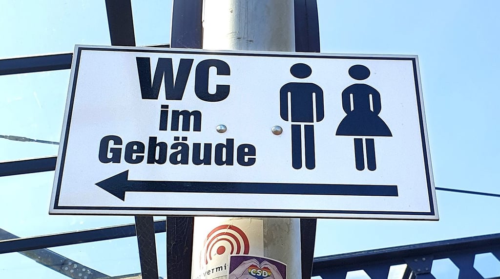 Ein verheißungsvolles Schild am Bahnhof für Reisende, die zur Toilette müssen. Nur ist das Bahnhofsgebäude oft verschlossen.