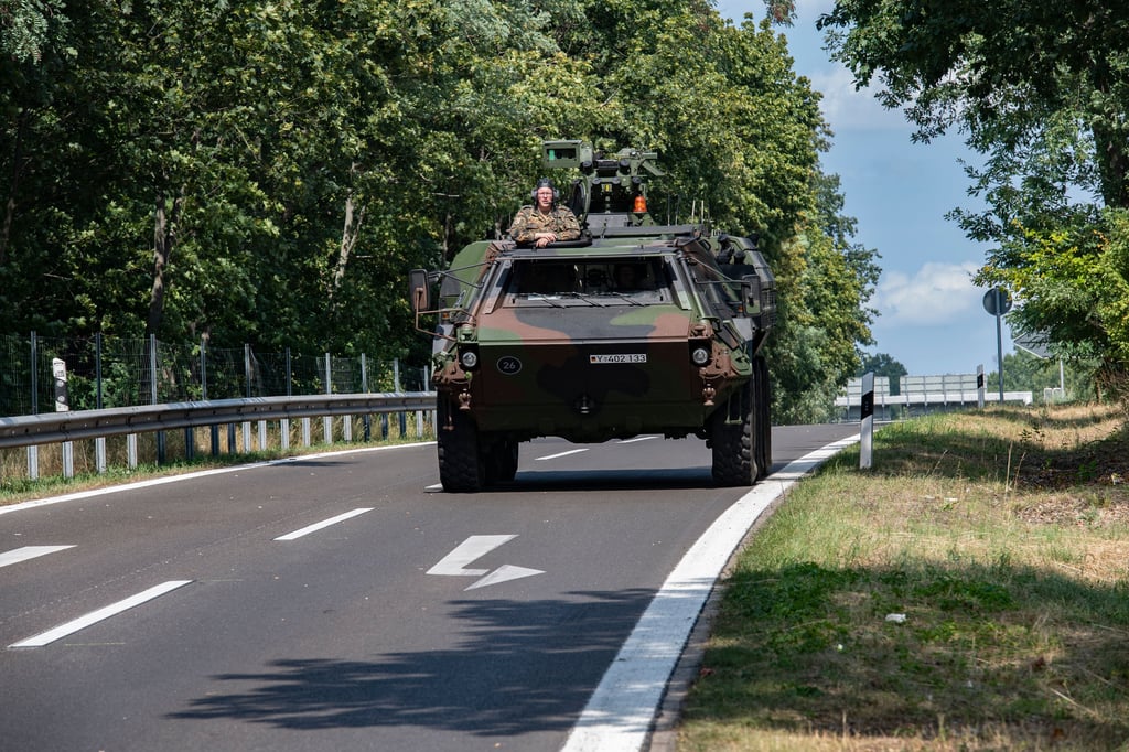 Ein Radpanzer Fuchs auf einer Abfahrt der gesperrten Avus-Autobahn in Berlin: Am Donnerstag war auf einem "Sprengplatz" im Berliner Grunewald Feuer ausgebrochen. Dort lagerte Munition, die Experten normalerweise unschädlich machen.