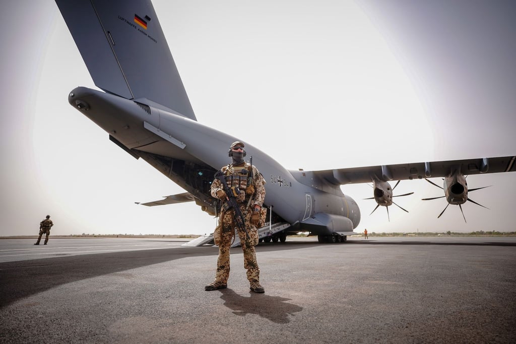 Die Bundeswehr hat 60 Soldaten von einem Logistik-Stützpunkt am Flughafen der malischen Hauptstadt Bamako abgezogen und ist damit einer Aufforderung der malischen Regierung nachgekommen.