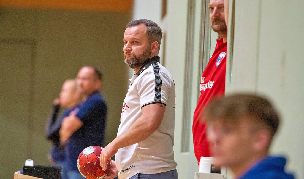 Steffen Baumgart (Mitte), hier in einer früheren Partie, sprang im Trainingsspiel beim SC Magdeburg II, noch einmal als Coach der Burgenländer ein - und feierte einen 31:30-Erfolg.
