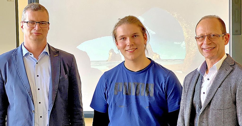 Schulleiter Reimund Märkisch, Schülervertreter Jannis Norf und Vorstand Steffen Lipowski.