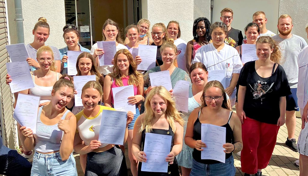 Die Freude ist groß: Vor dem Abschluss des zweiten Ausbildungsjahres bekommen die Krankenpflegeschüler bereits ihre Arbeitsverträge.