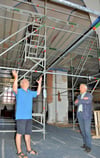 Pfarrer Tobias Krüger (links) und Eberhard Schoster vom Bauausschuss des Gemeindekirchenrates berichten über die anstehenden Arbeiten in der Marienkirche. Diese ist bereits ausgeräumt. Ein Gerüst ist aufgebaut. Nun kann die Sanierung der Decke beginnen.