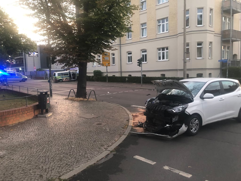 Unfall zwischen PKW und Polizeiauto