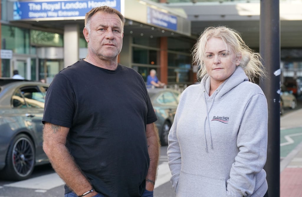 Die Eltern des unheilbar kranken Archie, Paul Battersbee und Hollie Dance, sprechen vor dem Royal London Hospital in Whitechapel zu Reportern.