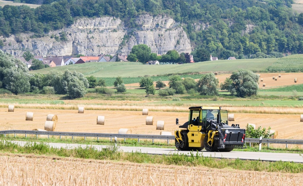 Arbeiten an der Fahrbahndecke finden auf der Bundesstraße 83 im Landkreis Holzminden statt.