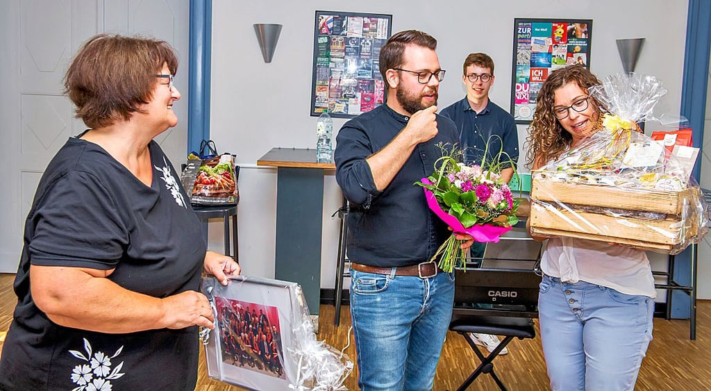 Zehn Jahre lang war Sebastian Bürg Chorleiter. Dafür gibt es ein Dankeschön von der Vereinsvorsitzenden Kathrin Gerhardt (l.) und Anja Hohmann überreicht.