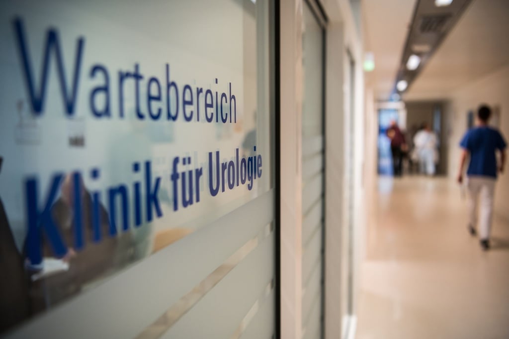 Ein Mitarbeiter des Uniklinikums Frankfurt am Main geht in der Urologie am Wartebereich vorbei. Prostatakrebs ist in Deutschland bei Männern die am häufigsten diagnostizierte Krebsart.
