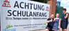 Seit 2018 ist die Derenburger Grundschule bei der Banner-AKtion der Harzer Blitzergruppe dabei: Initiator Denny Behrendt übergab das Plakat Direktorin Cornelia Köhler und seiner Nichte Lara, die damals eingeschult wurde.
