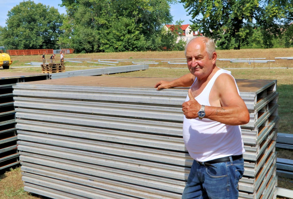 Der Aufbau des großen Festzelts läuft am Donnerstag in Jessen. Walter Meritz ist zuversichtlich, dass sich der neue Standort bewährt.