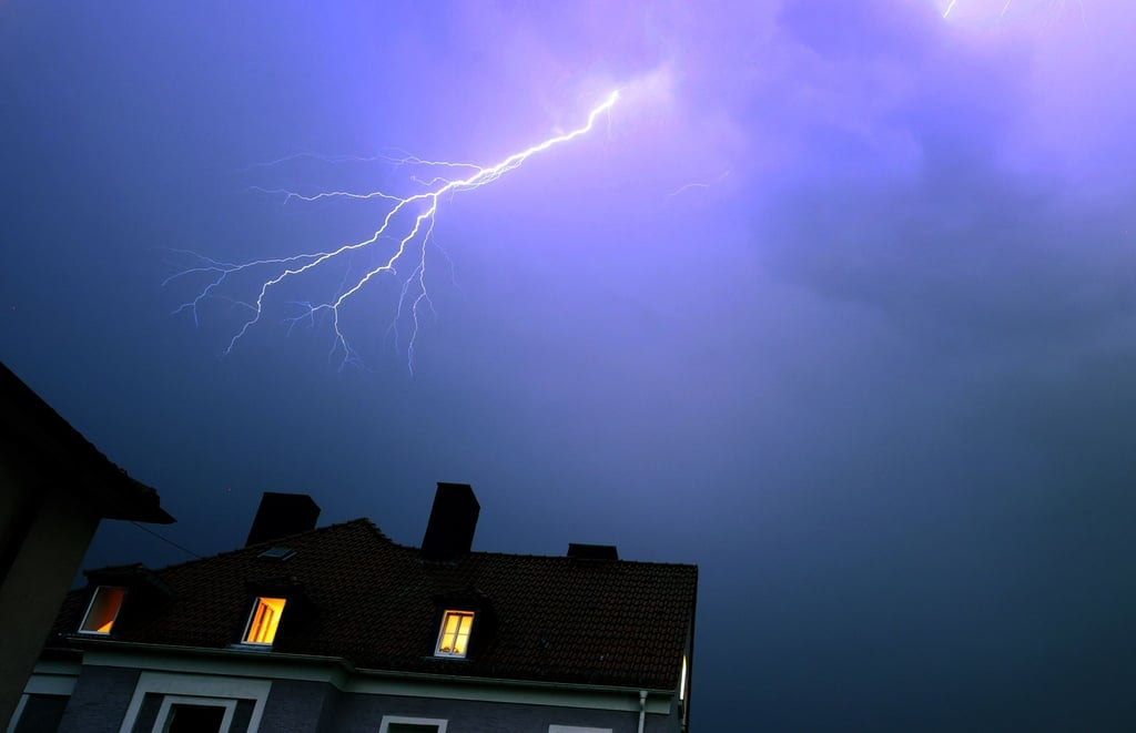 Nach der großen Hitze warnt der Deutsche Wetterdienst vor heftigen Gewittern in Sachsen-Anhalt.