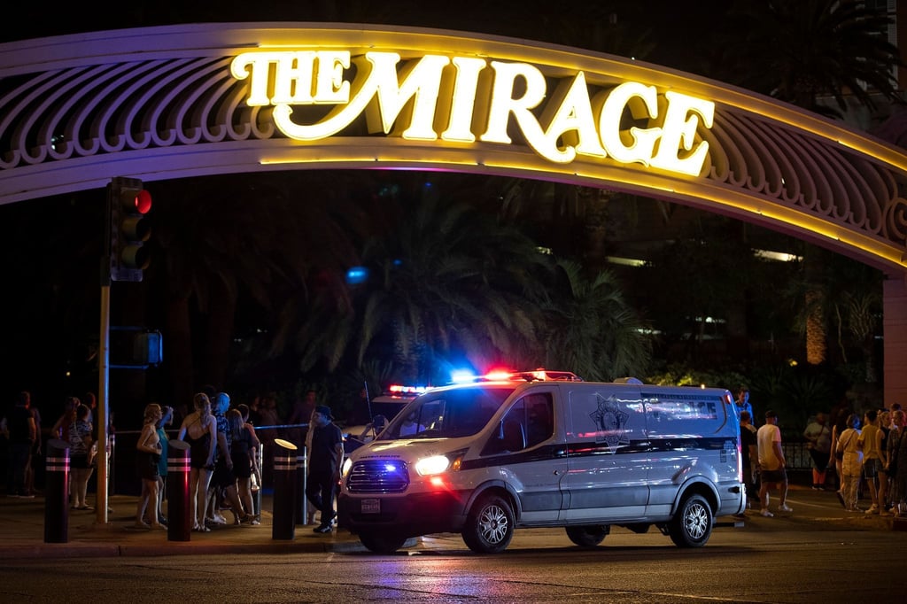 Ein Einsatzwagen der Stadtpolizei steht vor dem Hotel „Mirage“ in Las Vegas, nachdem Schüsse in einem Zimmer des Hotels gefallen waren.