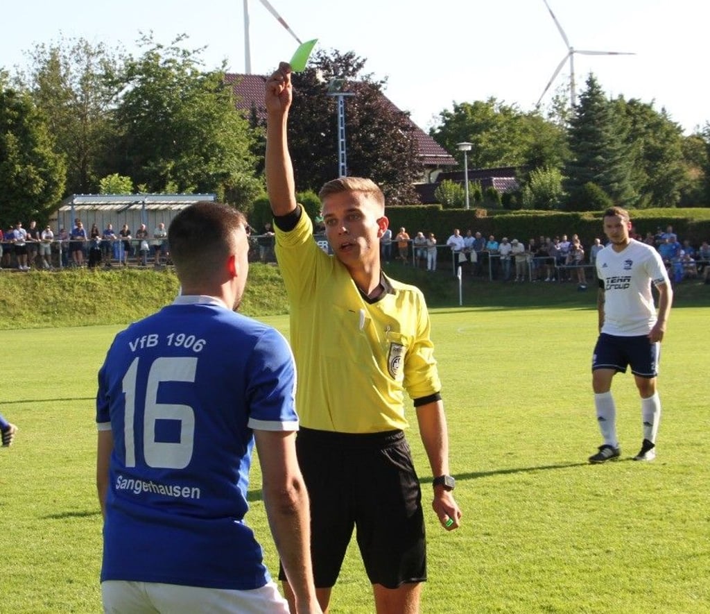 Lukas Pilz vom SV Arminia Magdeburg darf künftig in der Oberliga gelbe Karten verteilen.