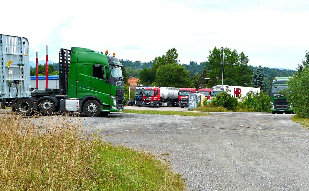 Elf Lkw haben am zurückliegenden Wochenende auf dem Schützenplatz in Benneckenstein geparkt. Anwohner im Oberharz-Ortsteil sind genervt.