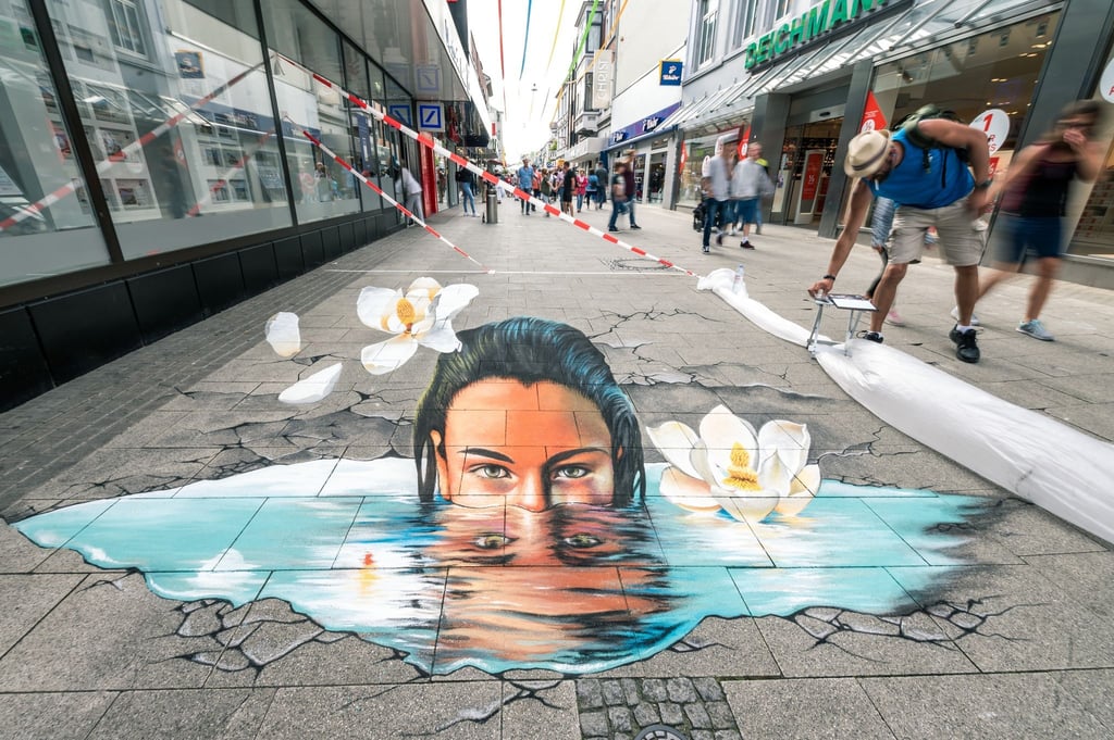 Das 3D-Bild der Künstlerin Jolene Rose Russell ist in der Fußgängerzone von Wilhelmshaven zu sehen.