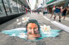Das 3D-Bild der Künstlerin Jolene Rose Russell ist in der Fußgängerzone von Wilhelmshaven zu sehen.