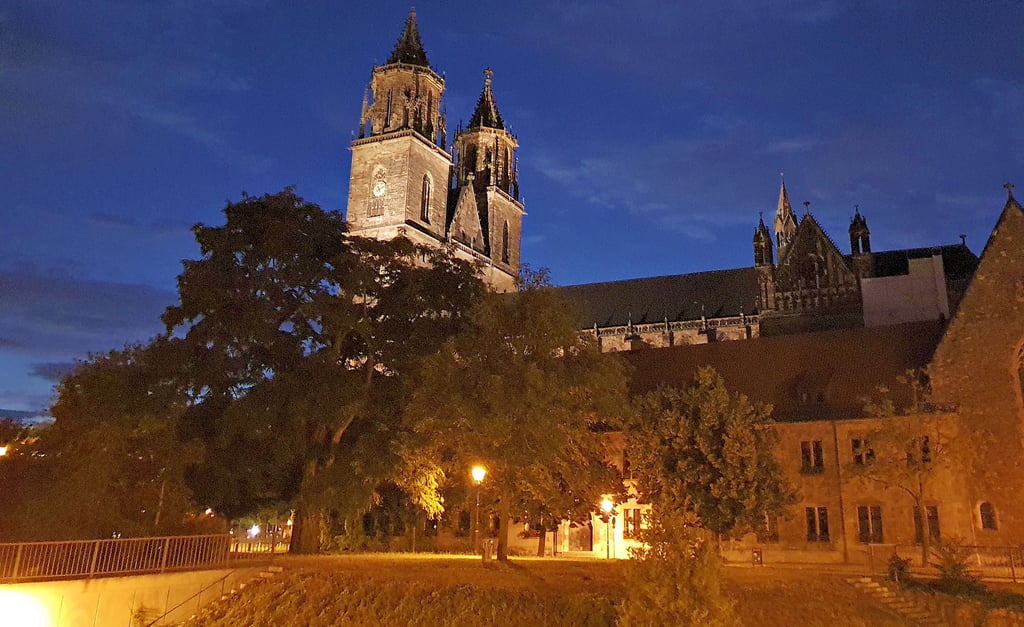 Der beleuchtete Dom in Magdeburg, aufgenommen Anfang Juli 2022. Kommunen sind angehalten, angesichts der Energiekrise, wo immer es geht, Kosten zu sparen. Hat das Konsequenzen für die Beleuchtung auch des wichtigsten Wahrzeichens der Stadt?