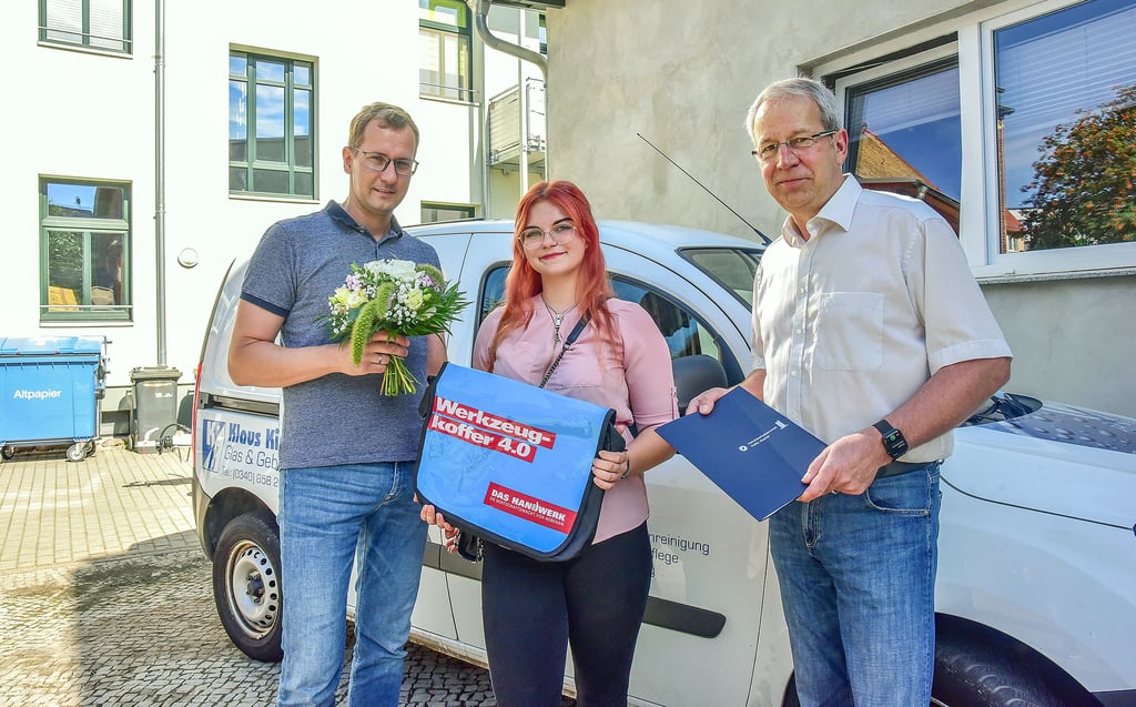 Lea Stenger lernt nun drei Jahre lang bei Matthias Kindermann (l.). Bei der Begrüßung war Matthias Stenzel von der Handwerkskammer dabei.