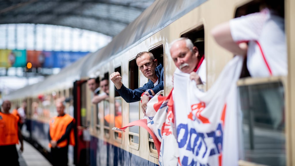 Fans von RB Leipzig im Sonderzug zum DFB-Pokal-Finale 2020.