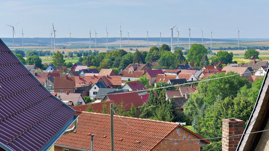 Windräder auf der gegenüberliegenden Seite sieht Ingetraud Kirchner, wenn sie aus ihrem Fenster in der guten Stube schaut.