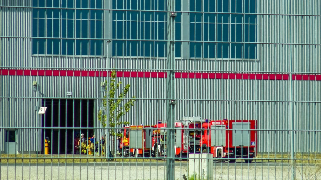 Einsatzkräfte der Feuerwehr waren wegen des Arbeitsunfalls vor Ort.
