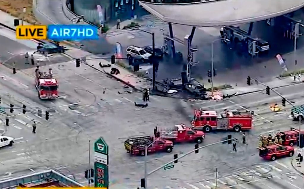 Diese Luftaufnahme aus einem von Videostandbild von KABC-TV zeigt Einsatzkräfte am Unfallort im Vorort Windsor Hills in Los Angeles.