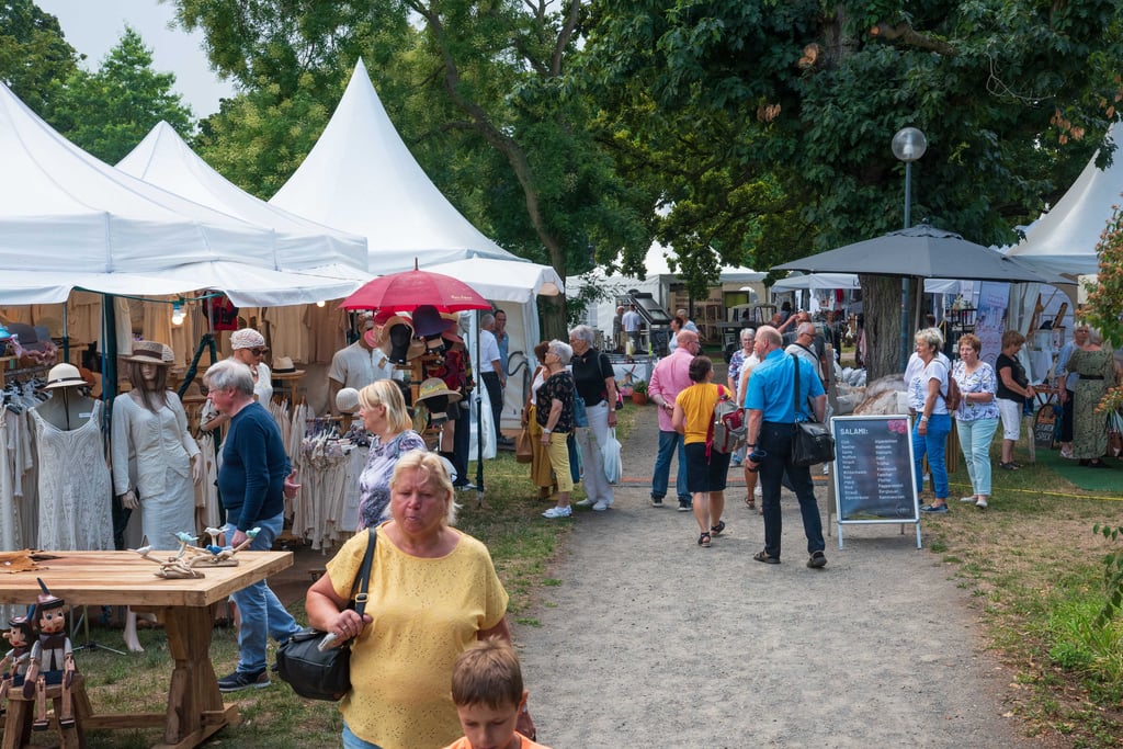 Viele Besucher bummelten am Freitag durch den Dessauer Stadtpark.