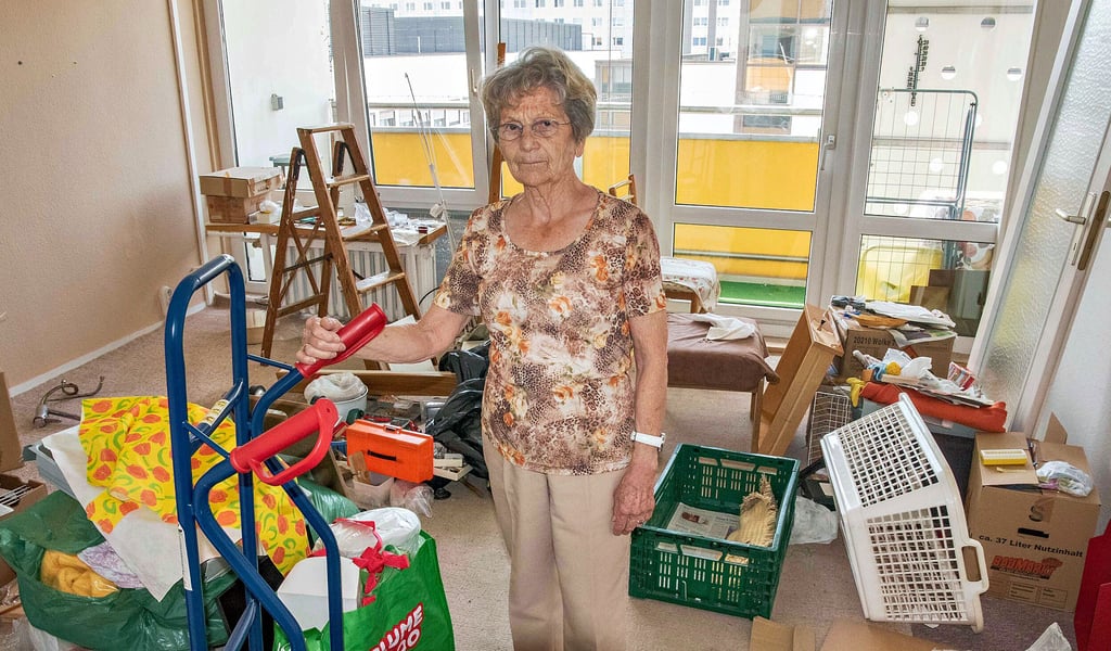 Die langjährige DWG-Mieterin Hanna Franke in ihrem einstigen Wohnzimmer.