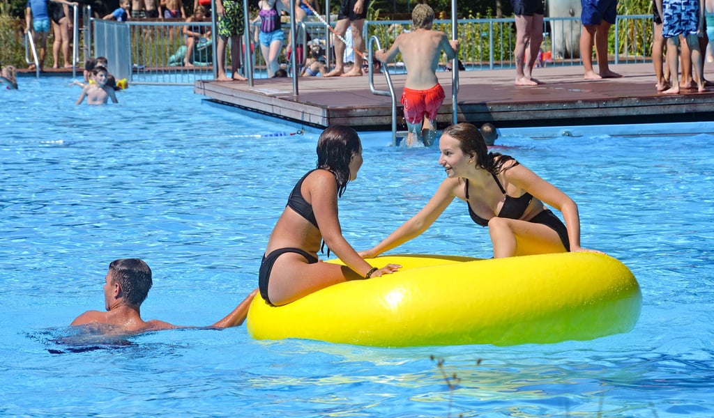 Badespaß im Freibad unter der Alten Burg in Aschersleben.