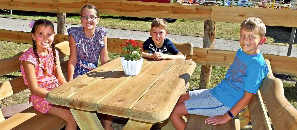 Die Gewinner der Aktion Heimatfest-Gesicht 2023: Carl Mattes Hänze (Mitte) aus Trüben, das Geschwisterpaar Henriette und Charlotte Schub aus Kuhberge sowie Leon Emil Friedrich aus Zerbst gezogen. Sie alle hatten am Nachmittag gleich ein Foto-Shooting.