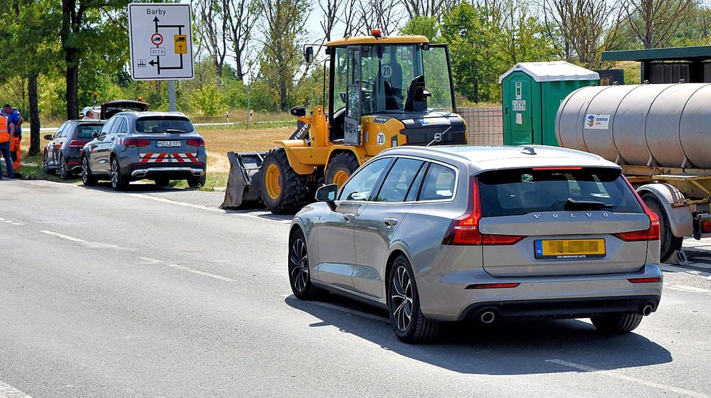 Ein Volvo kommt im Sperrbereich der Baustelle auf der Landesstraße bei Pömmelte zum Stehen.