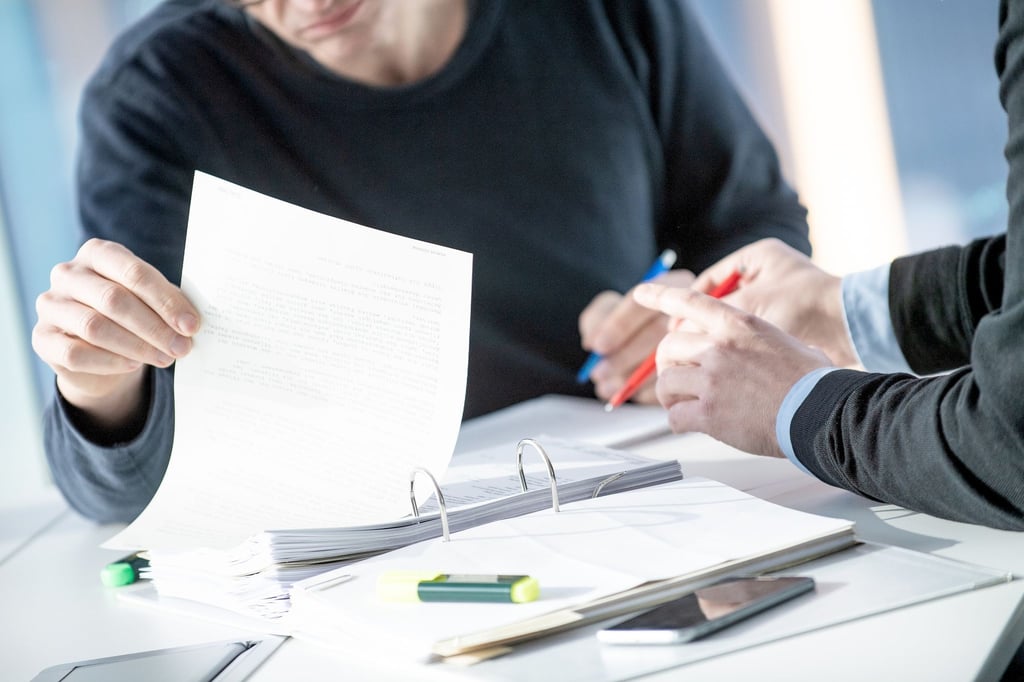 Arbeitgeber müssen Beschäftigte künftig noch ausführlicher über die wesentlichen Bedingungen ihres Arbeitsvertrags informieren.