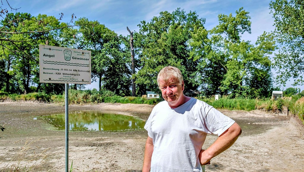 Ronald Seifert an der alten Badeanstalt in Kemberg. Das Wasser ist nicht abgelassen worden. Es kommt einfach kein neues mehr nach.