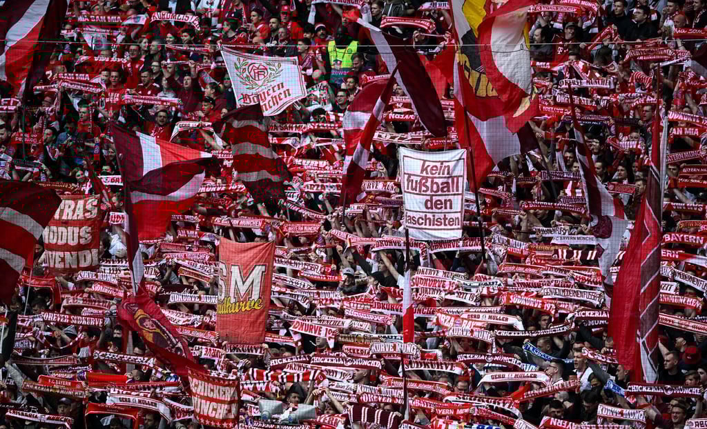 Bayern-Fans in der Allianz Arena. Die Ticketpreise in der Bundesliga sind stabil geblieben.