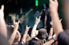 „Pommesgabeln“: Metal-Fans tanzen während eines Auftritts der Band Mythraeum aus den USA vor der Bühne.