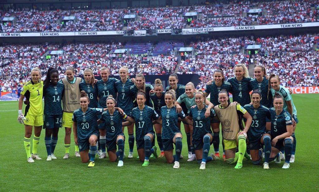 Die deutschen Spielerinnen posieren vor dem EM-Finale für ein Foto.