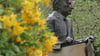 Von Regen nass glänzt die Bronzebüste des Philosophen Karl Jaspers (1883-1969) in einer Parkanlage in seiner Geburtsstadt Oldenburg.