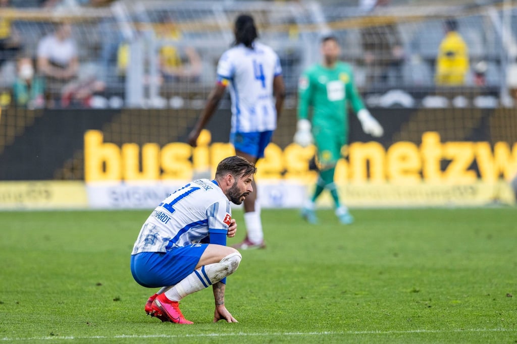 Der Berliner Marvin Plattenhardt hockt nach dem Schlusspfiff enttäuscht auf dem Dortmunder Rasen.