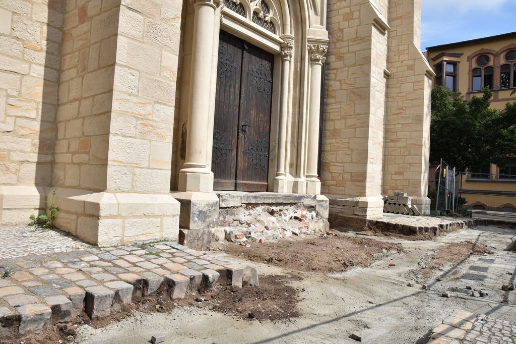 Wegen der Bauarbeiten ist der Haupteingang zur Ambrosiuskirche derzeit gesperrt.